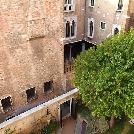 מלון Pesaro Palace 4*