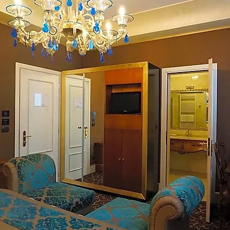 מלון Pesaro Palace 4*
